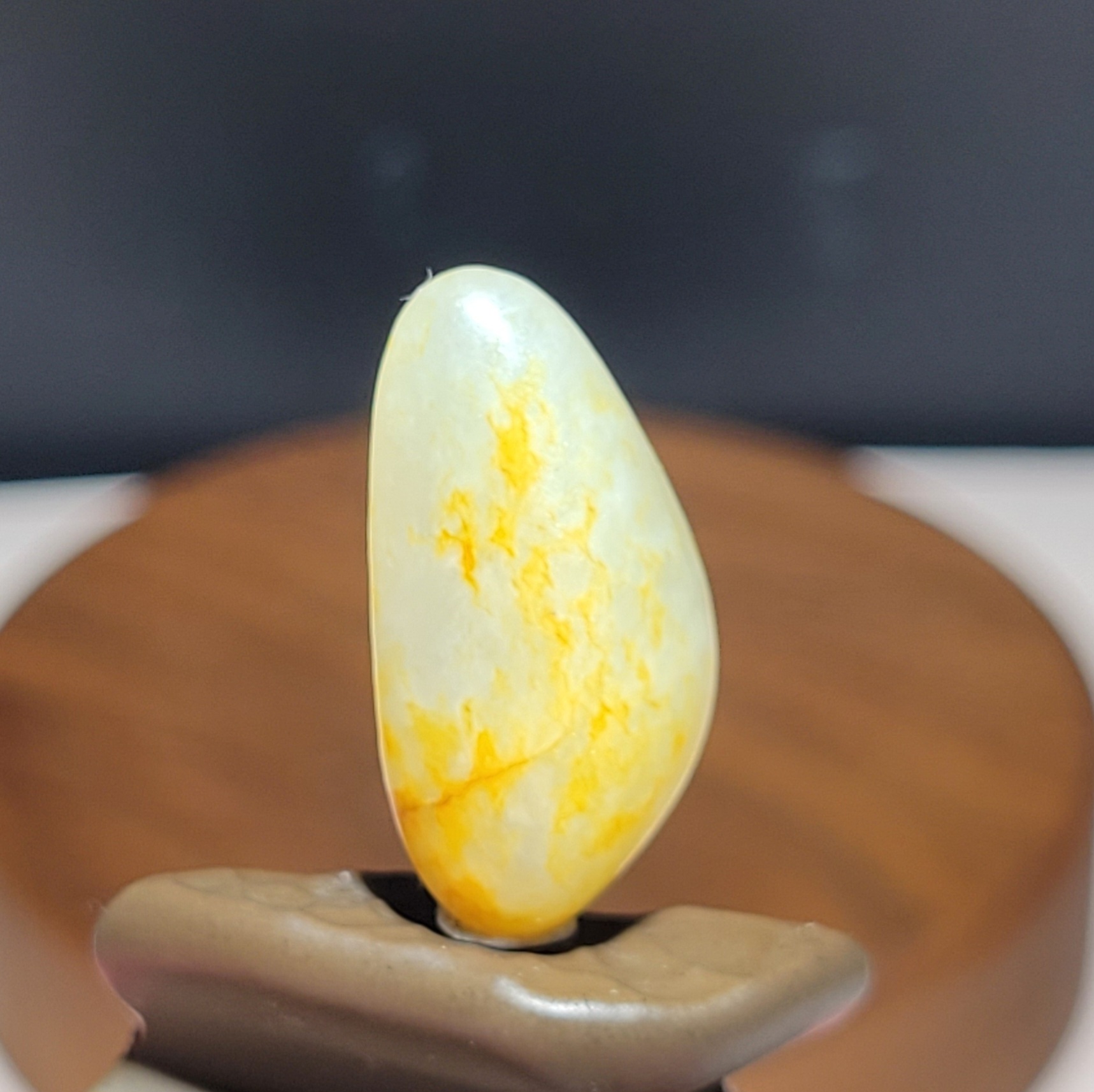 新疆的猫C112406 3.3克，表面挂黄皮是水滴形白玉小籽