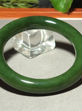 L122706 70.9克，内径58mm肉质细腻色调浓艳的老坑菠菜绿圆条手镯