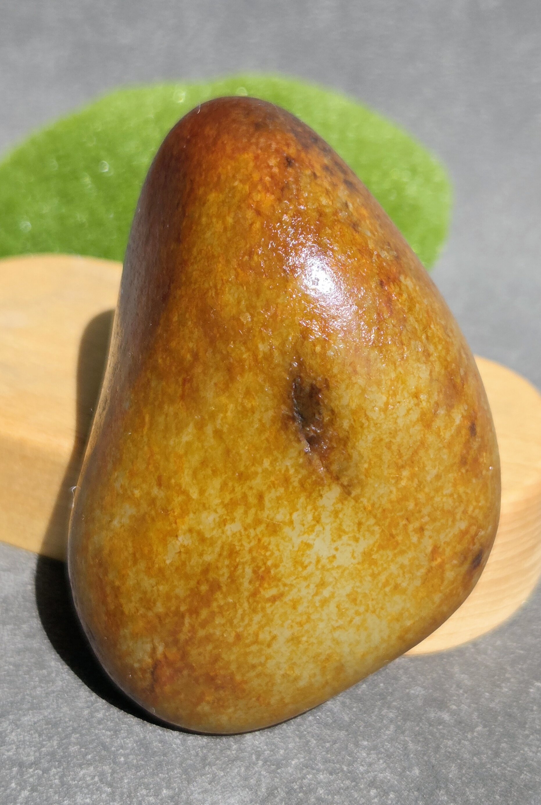W032506新疆的猫180.4克满老艳沁红皮漏白肉的饱满红沁手把玩籽