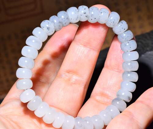 JJ030602新疆的猫24.9克油润细腻超油糯和田玉青花籽料药片手串