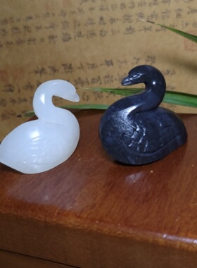 新疆的猫Z103102 18.6+14.0克老熟高油细润墨玉+白玉籽料天鹅雕件