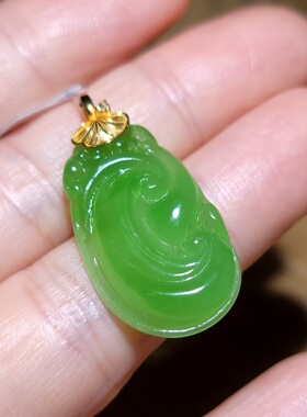 zg020903新疆的猫3.0克脂粉度高色调鲜艳苹果绿碧玉18k金扣头如意