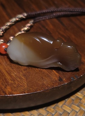 新疆的猫YQ111401 18.1克油性极高糖色鲜艳且末糖白玉富贵鱼雕件