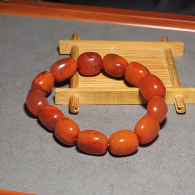 新疆的猫L091701 60.6克，颜色鲜艳的满肉南红随型手链