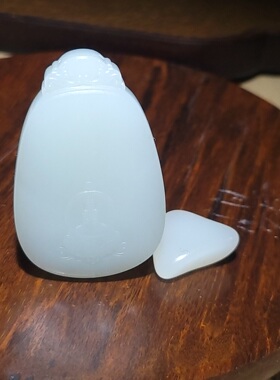 新疆的猫YQ112507 34.4克脂粉浓郁肉质细腻的且末白玉观音雕件