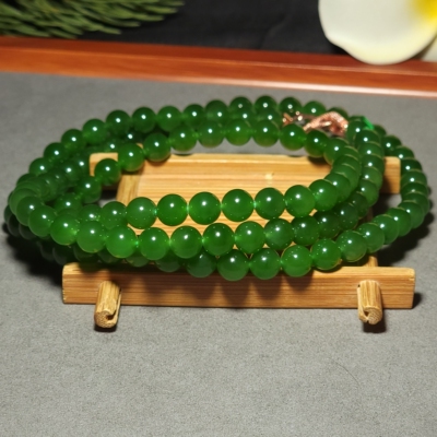 新疆的猫L102306 89.0克直径8mm色泽鲜美均匀的阳绿碧玉108项链