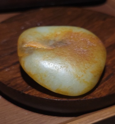 YQ102611   114.8克，红皮饱满圆润的亮色高青白玉籽 新疆的猫