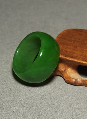 L013102新疆的猫8.7克内径20mm脂粉高色调油亮的阳绿色碧玉扳指