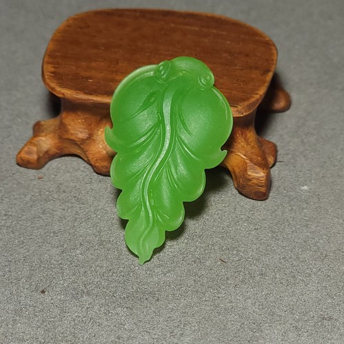 新疆的猫L120105 4.1克，脂粉度高油性突出的苹果绿碧玉叶子雕件