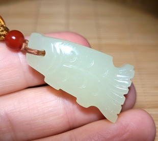 zg24 新疆的猫12.1克含绳色调油亮且末黄口玉“鱼骨”挂坠和田玉