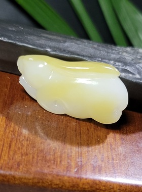 新疆的猫Z111301 15.2克润如油脂细润俏色且末羊脂糖白玉苏工玉兔