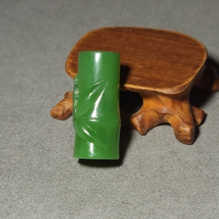 新疆的猫L112504 9.8克色调鲜艳肉质纯净的碧玉粉绿知足常乐雕件