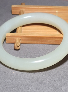 L112906 57.3克，内径59.5mm质感油润色调明亮青海老坑高青白手镯