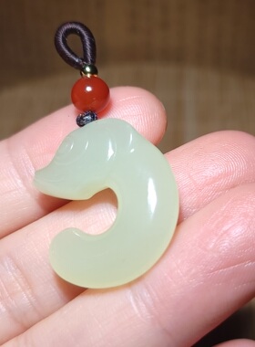 新疆的猫zg102004 6.0克肉质细腻质感油润的且末黄口玉猪龙挂件