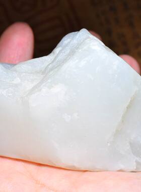 新疆的猫211.8克，特细老熟油糯的黑山羊脂白玉山流水料ZS01