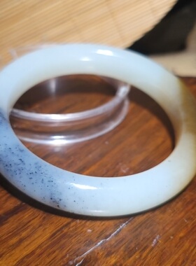 YQ031101新疆的猫58克内径56mm老熟和田玉籽三色墨彩画青花籽手镯