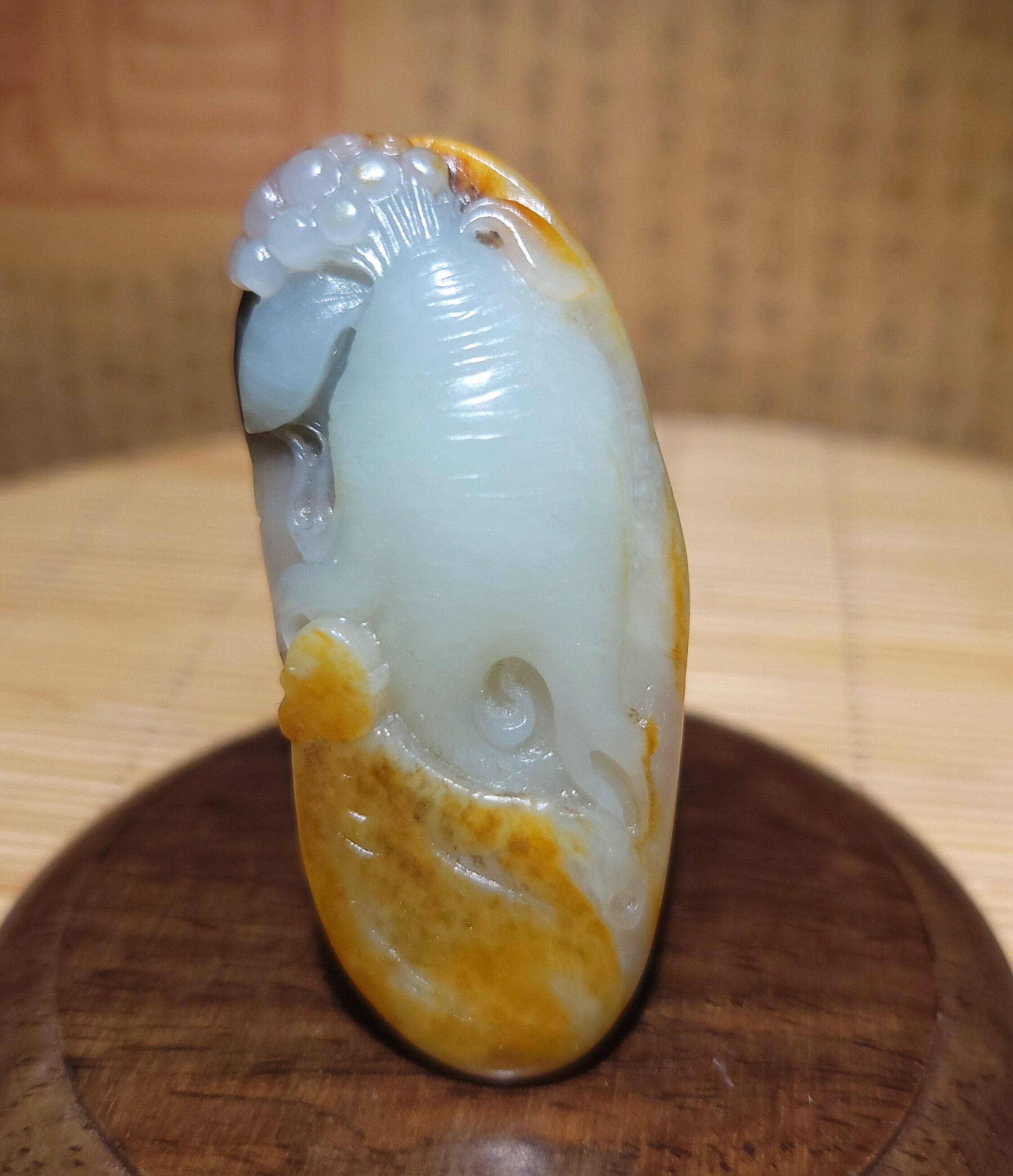 zg060901新疆的猫20.3克艳红皮独籽极油白玉籽人生如意雕件和田玉