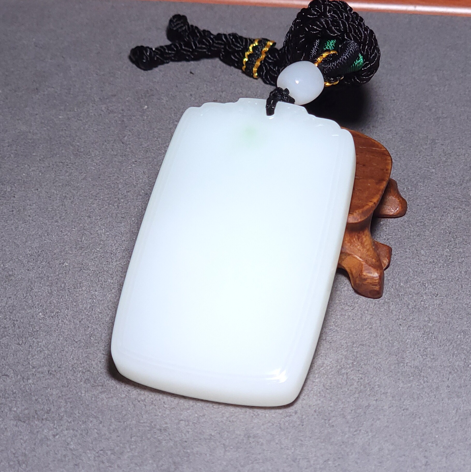 L031705新疆的猫65.8克脂粉极高肉质细俄料羊脂白带翠平安无事牌