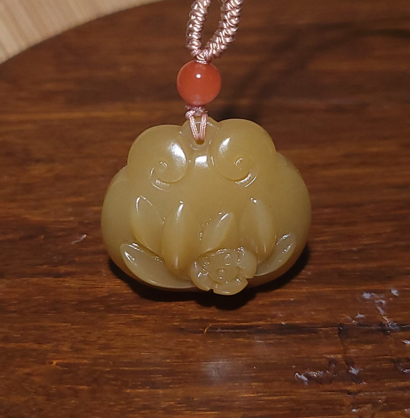 YQ032307新疆的猫16.7克冒油色靓润如凝脂且末黄糖玉莲花如意锁
