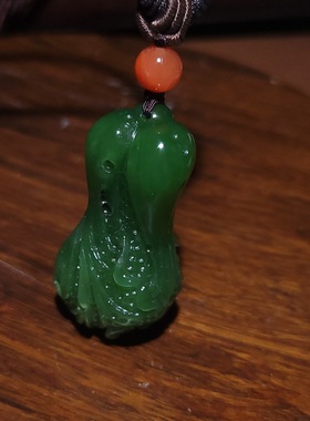 新疆的猫YQ101803 22.2克肉质细腻冰润玻璃底菠菜绿碧玉白菜雕件