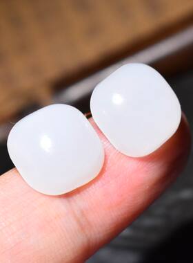 JJ031704新疆的猫3.0克款式精美白度浓郁的羊脂白玉银镶耳钉