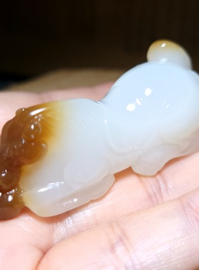 新疆的猫zg010404 39.1克细糯油腻且末糖羊脂鸿运当头俏色马雕件