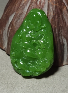 新疆的猫L122002 44.6克，高色调浓艳的苹果绿碧玉喜事连连雕件