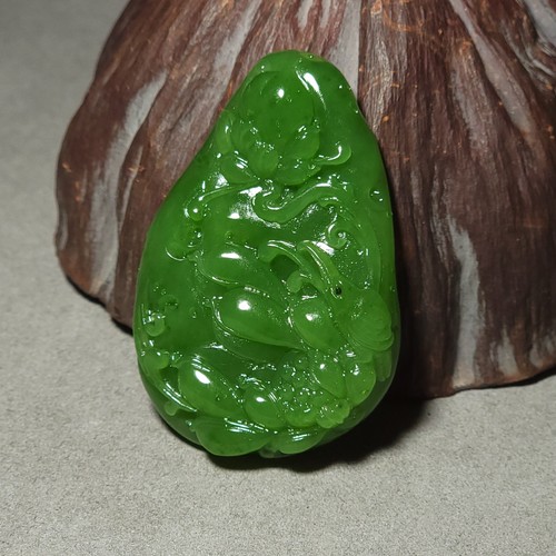 新疆的猫L122002 44.6克，高色调浓艳的苹果绿碧玉喜事连连雕件