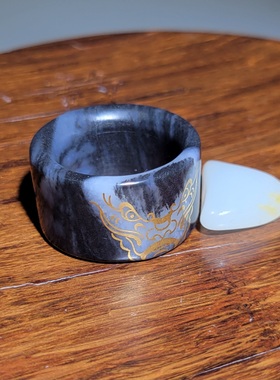 新疆的猫C123003 16克，金龙映白，黑白分明青花籽料错金扳指