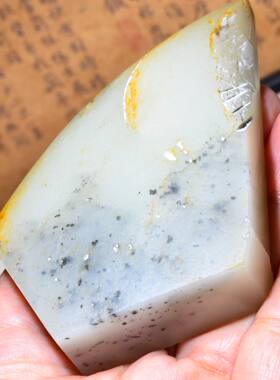 新疆的猫JJ102322  188.5克，玉质油润的白玉底点墨籽料切块