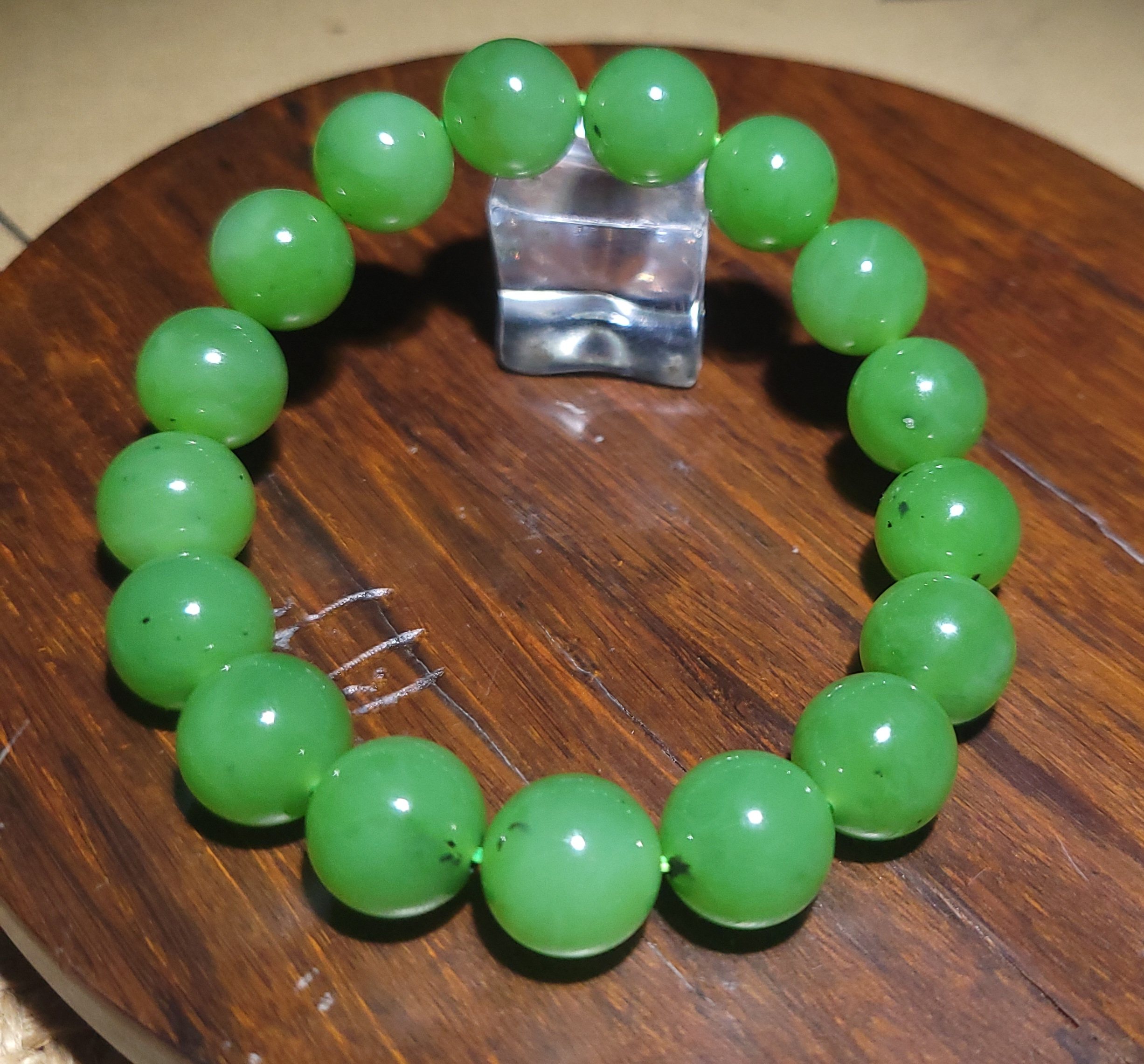 新疆的猫YQ010201 直径12mm，46.7克俄料乌兰海苹果绿圆珠手链