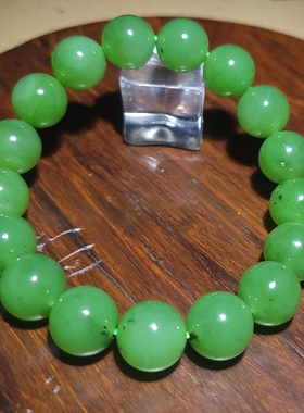 新疆的猫YQ010201 直径12mm，46.7克俄料乌兰海苹果绿圆珠手链