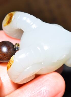 JJ012404新疆的猫30.1克雕刻精细挂褐黄皮白玉籽料苏工领头羊
