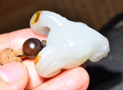 JJ012404新疆的猫30.1克雕刻精细挂褐黄皮白玉籽料苏工领头羊
