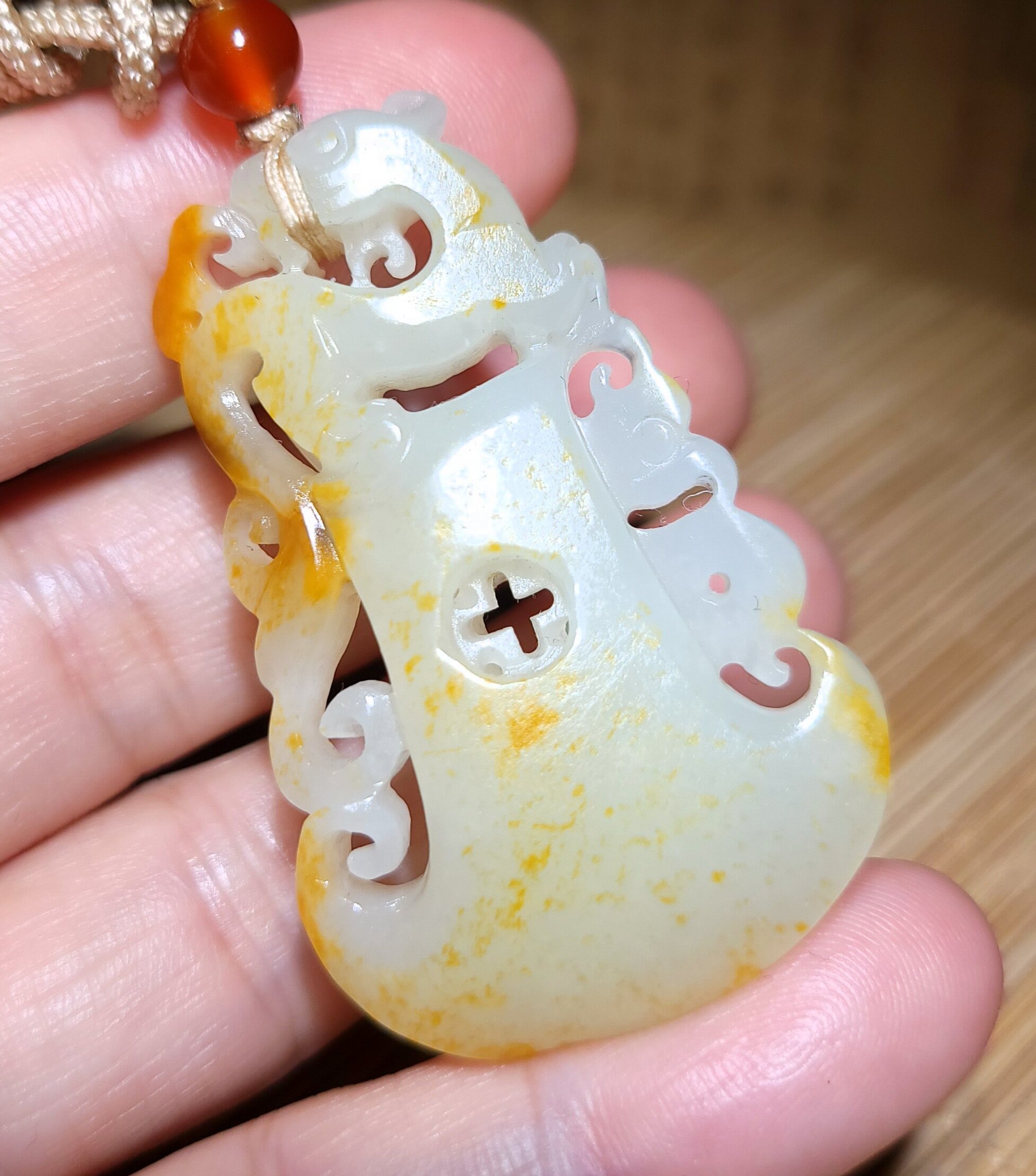 zg011607 新疆的猫17.7克含绳满撒金皮白玉籽府上有龙挂件和田玉