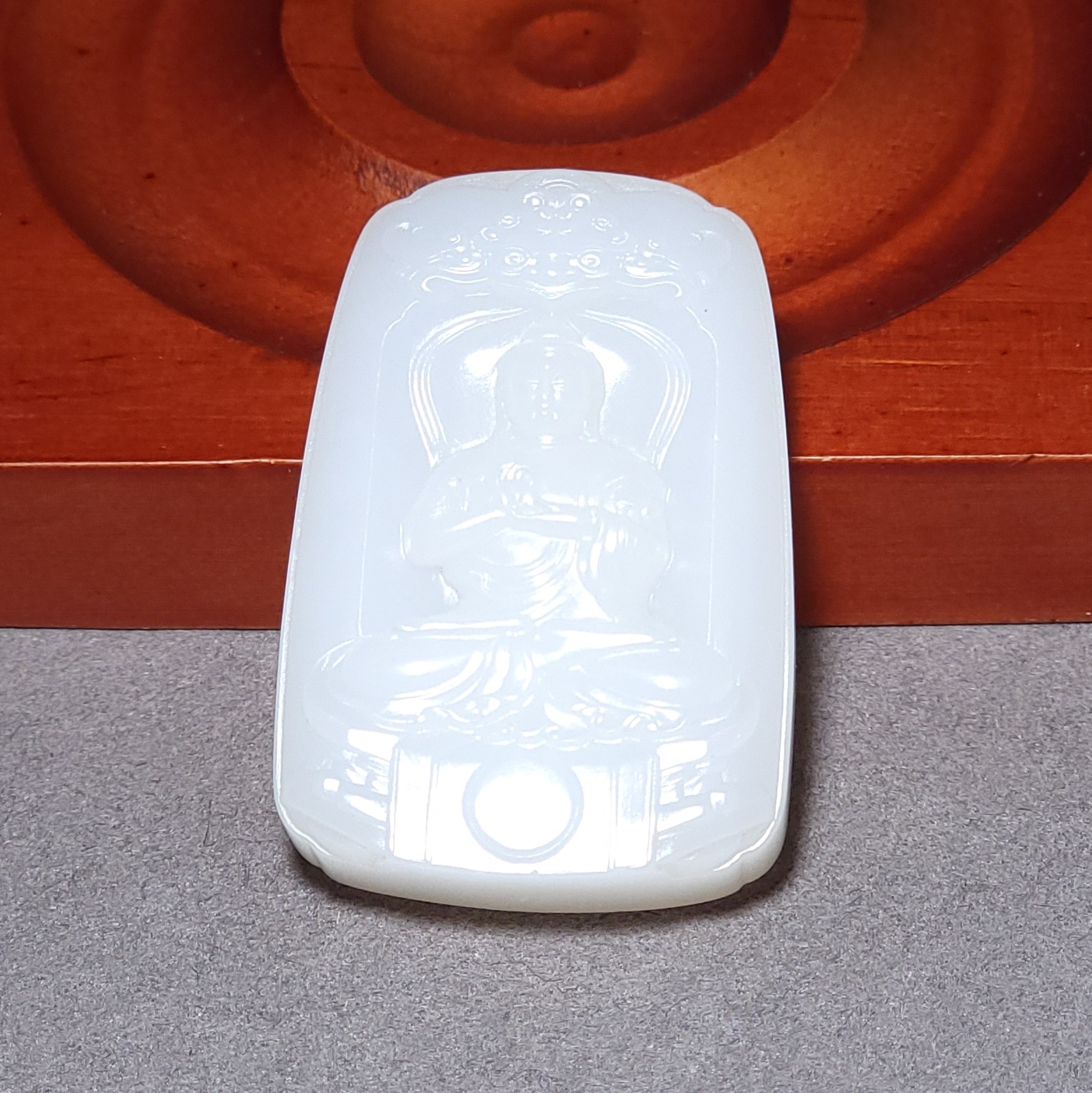 L011405 新疆的猫36.4克脂粉浓郁肉黑皮俄料羊脂白玉观音牌和田玉