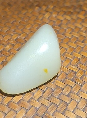 新疆的猫YQ110703 23.2克玉质油糯脂粉超好洒金皮高青白玉挂坠籽