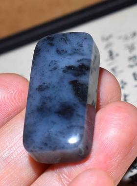 新疆的猫JJ123013 12.9克非常有特色的水墨效果突出的青花籽料牌