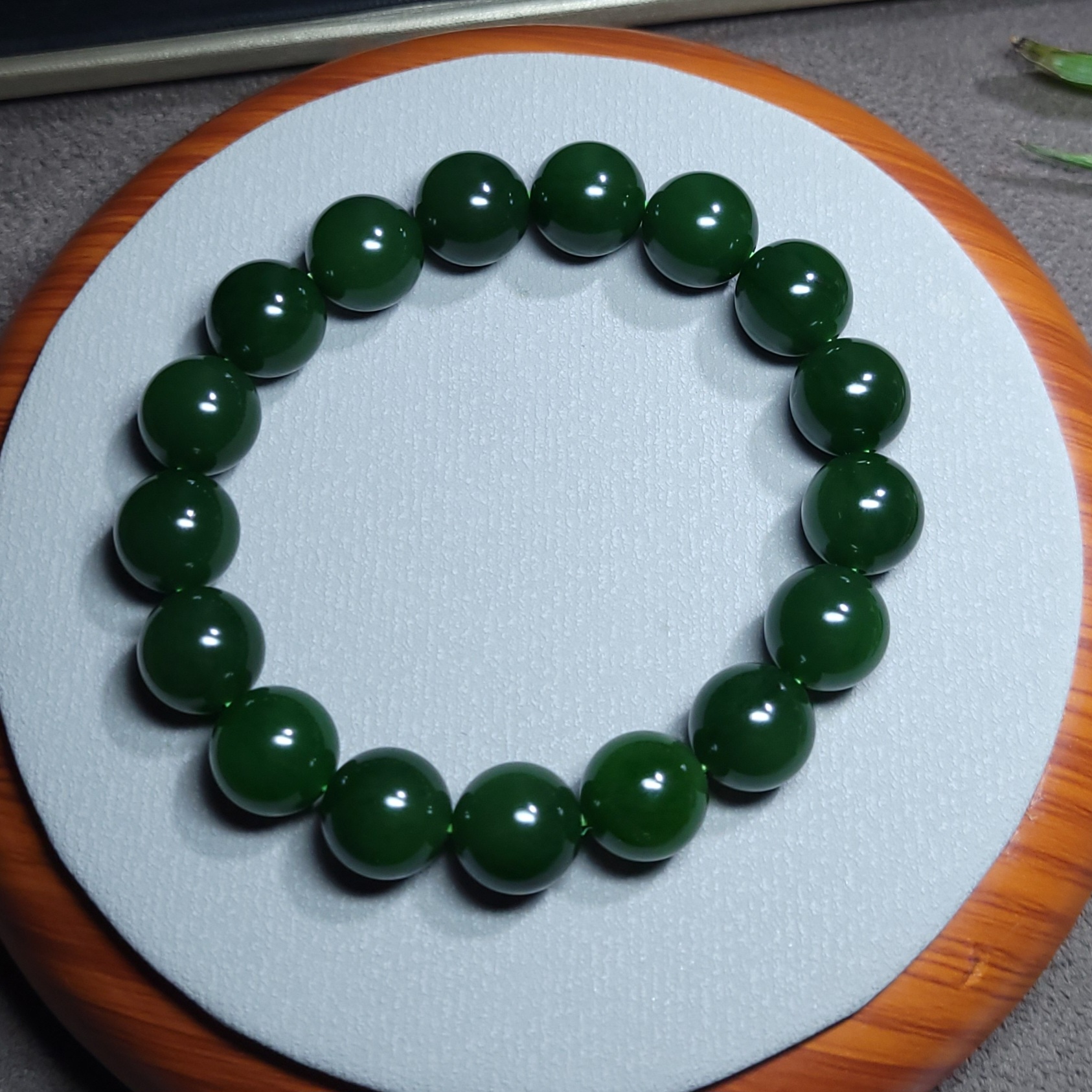 新疆的猫Z111804 46.1克R12细润七号矿老料浓艳菠菜绿碧玉手串