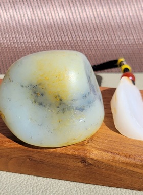 新疆的猫C101602  113克，玉质熟糯墨点聚集青花籽料把玩籽