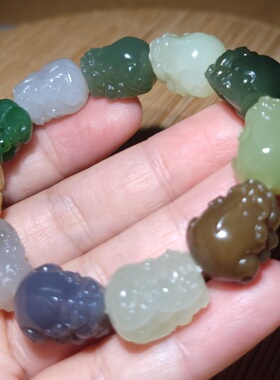 新疆的猫 zg112503 54.2克，色泽搭配绚丽多色和田玉貔貅手串