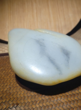 YQ020801  751.0克，糯润高脂粉艳黄皮白玉底青花籽  新疆的猫