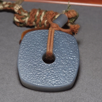 新疆的猫L111202 63.0克肉质细腻色调均匀的老坑烟青玉大玉佩