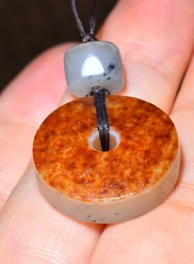 JJ012403新疆的猫8.4克皮色老气的橘红皮青花平安币雕件和田玉