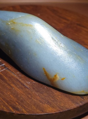 新疆的猫YQ082903 121.5克长梭子一把抓黄皮肉细青花籽料把件