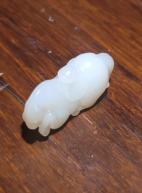 新疆的猫YQ010202 8.2克玉质油润细腻的俄糖白玉唐马挂件