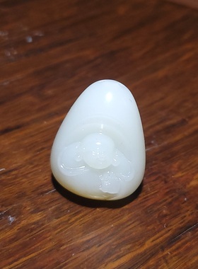 新疆的猫YQ102405 13.6克玉质超油结构顶细的且末糖羊脂玉佛挂坠