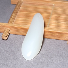 新疆的猫L121802 14.9克，肉质顶细玻璃底的于田料白玉随型挂坠