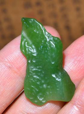 新疆的猫JJ102405  4.5克，抛老光色调靓丽的阳绿色碧玉随型挂坠