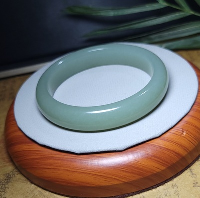 Z122502 59.0克，R59细润古风韵味新疆且末老料糖皮青白玉手镯